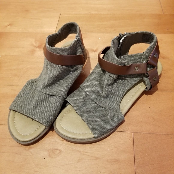 Time and Tru Shoes - NWOT Stylish canvas covered zip up sandal booties